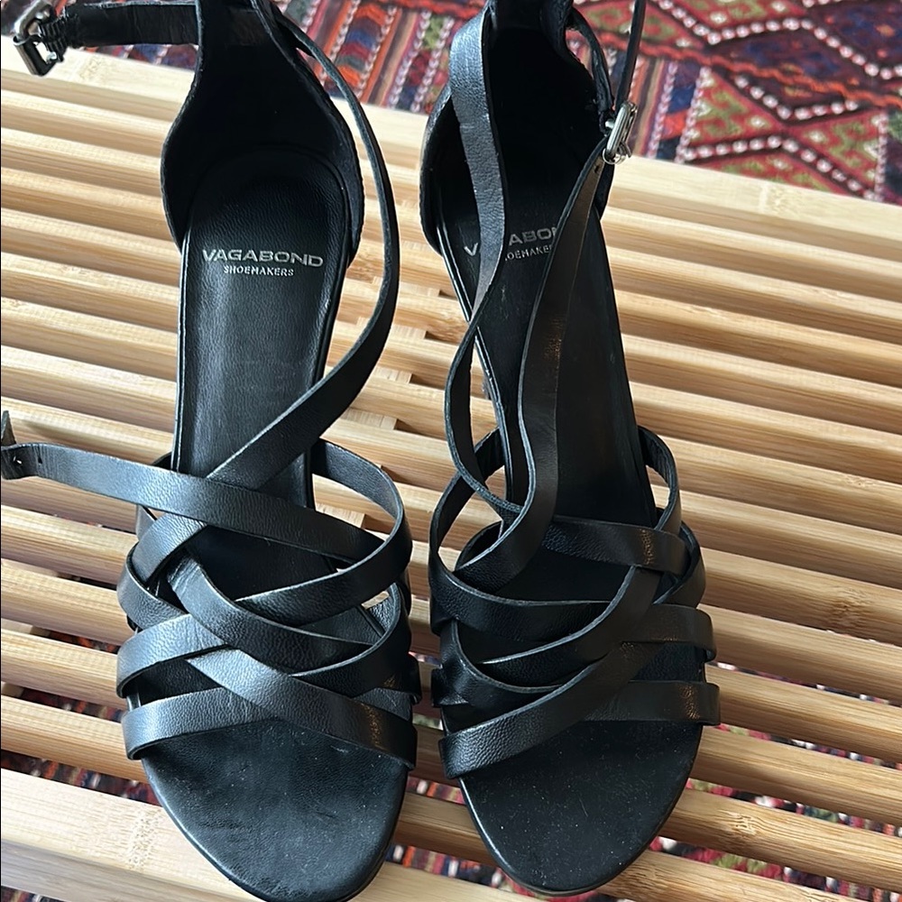 Vagabond Black Leather Sandals with Strappy Design